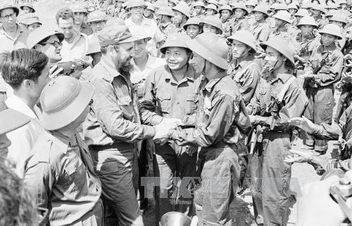 Lãnh tụ Fidel Castro - ngọn cờ đầu trong phong trào đoàn kết với Việt Nam ảnh 1